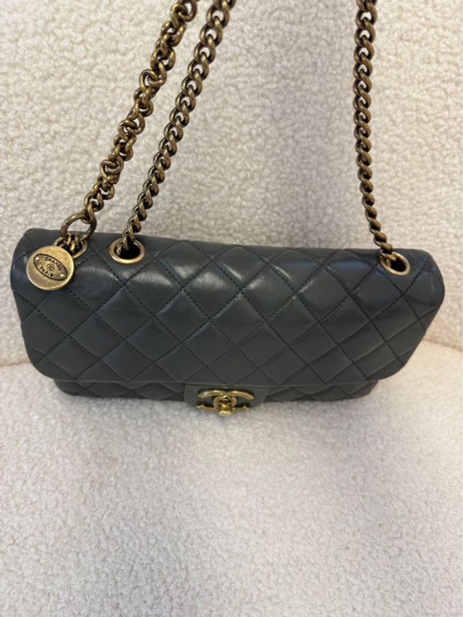 Chanel香奈兒稀有秀款灰金牛皮金幣CF鏈條包,難得小號,尺寸 25x14 cm,專櫃復刻大熱款。金幣可調節長短,配上做舊五金鏈條超顯氣質。原始整體狀態極佳,18開有鐳射。-10