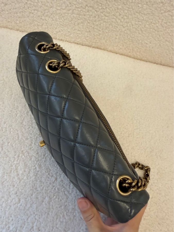 Chanel香奈兒稀有秀款灰金牛皮金幣CF鏈條包,難得小號,尺寸 25x14 cm,專櫃復刻大熱款。金幣可調節長短,配上做舊五金鏈條超顯氣質。原始整體狀態極佳,18開有鐳射。-21