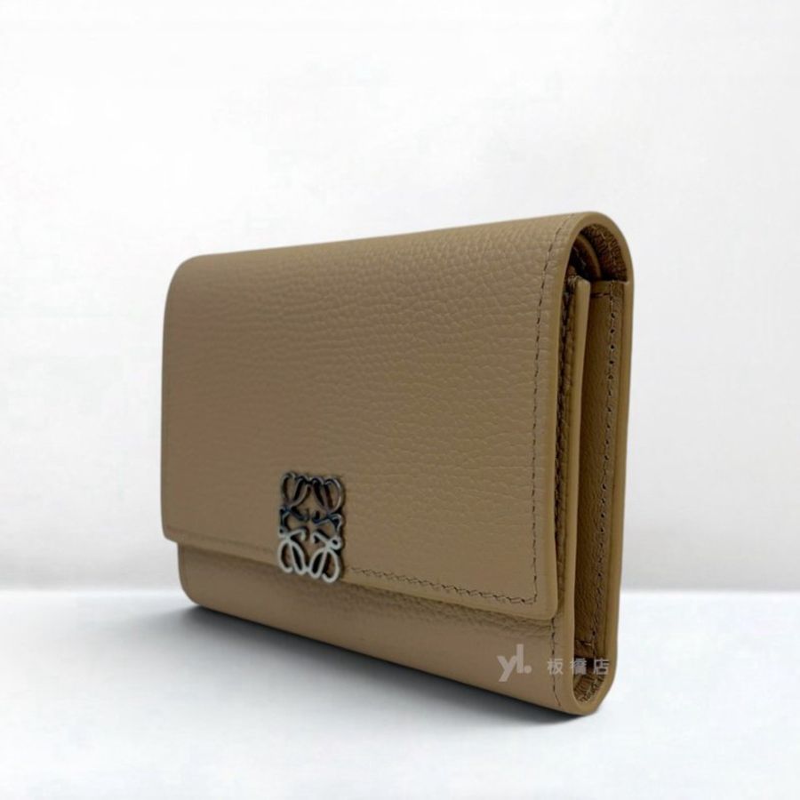 S5581-LOEWE皮夾 Anagram奶茶色小牛皮銀扣三折短夾-2