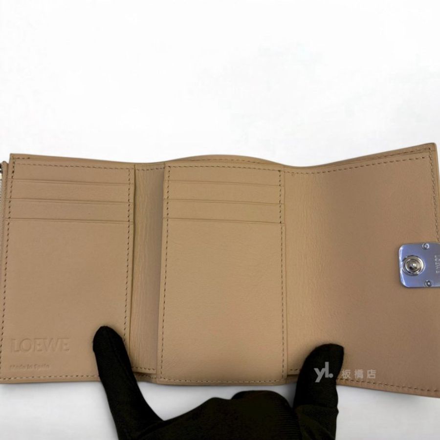 S5581-LOEWE皮夾 Anagram奶茶色小牛皮銀扣三折短夾-5
