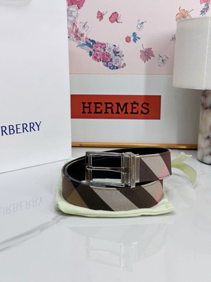 未使用 BURBERRY 巴寶莉 經典格紋銀扣休閒皮帶 配防塵袋) 尺寸1000寬4-0