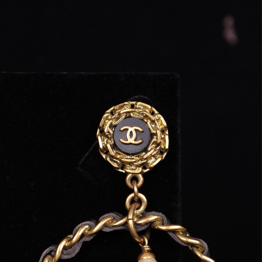 Chanel 94年黑金皮穿链珍珠吊坠大圆形耳夹-5