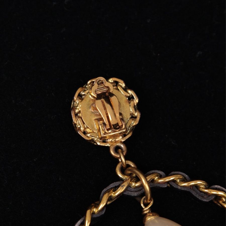 Chanel 94年黑金皮穿链珍珠吊坠大圆形耳夹-11