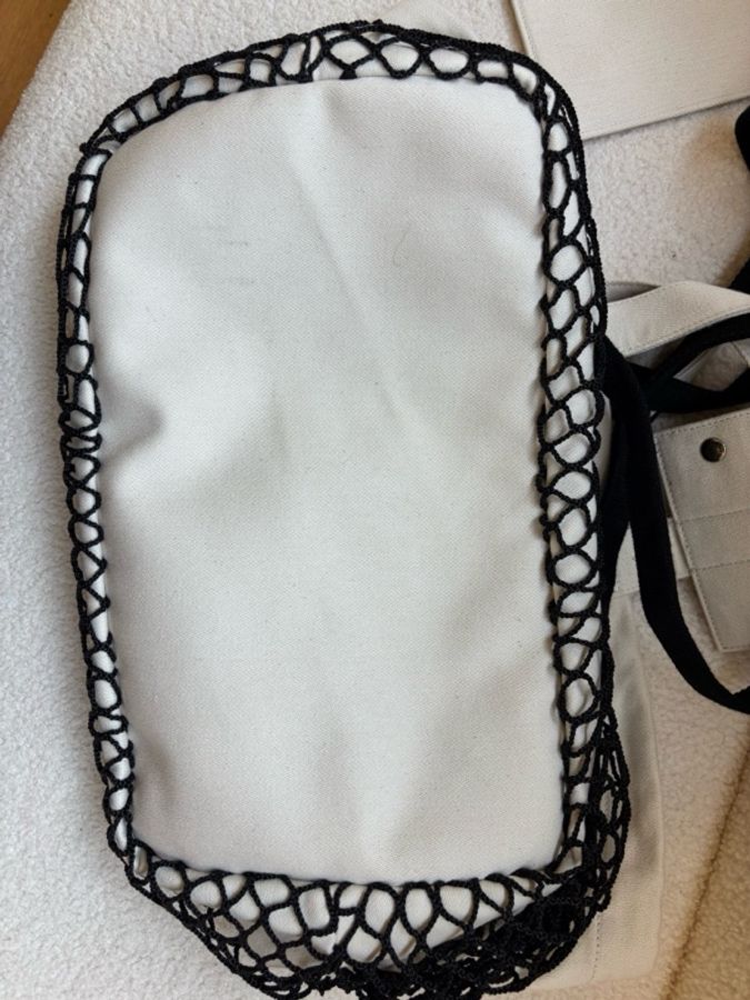 巴黎世家 Balenciaga 24/7 漁網覆蓋層帆布托特包,奶油色拼接黑色,銀色五金配件。中號女款,單肩手提兩用,尺寸 50x30 cm。-12