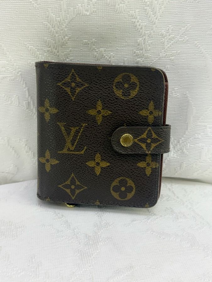 Louis Vuitton Wallet-0