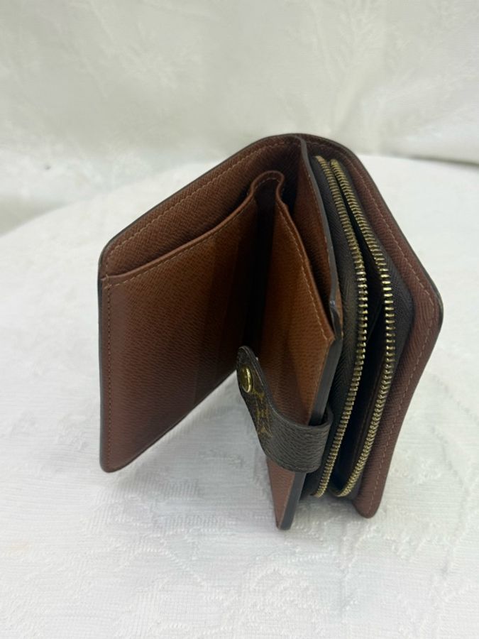 Louis Vuitton Wallet-11