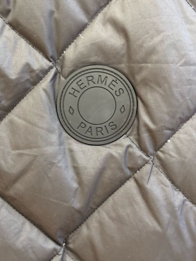 【HERMES】愛馬仕雙面穿麵包羽絨馬甲,黑白配色超好看。98新,原價 ¥24,650。
Hermes #愛馬仕 #時髦穿搭達人推薦 #女神出街穿搭-3