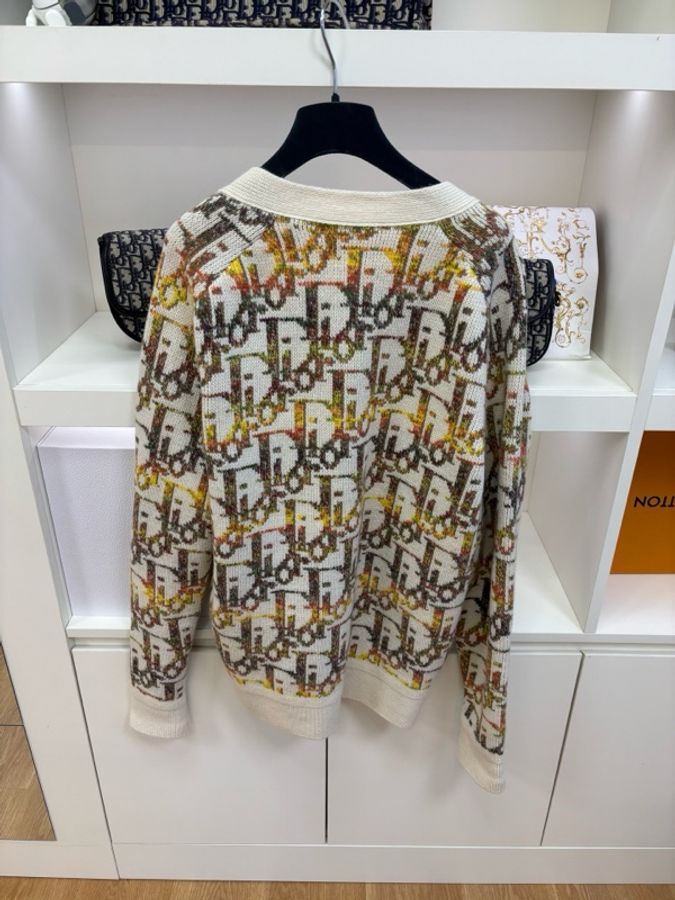DIOR迪奧 滿印漸變V領針織外套,幾乎全新,保存極佳,無明顯使用痕跡。義大利製。材質:100%羊毛 + 60%粘膠纖維 + 40%棉。經典Logo設計,秋冬季節穿搭絕佳選擇。-2