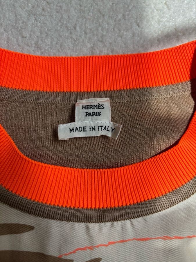Hermès 愛馬仕豹紋印花拼接短袖T恤,34碼,義大利製。材質為100%真絲拼接面料,橙色圓領設計,豹紋元素吸睛。版型極正。尺寸:胸圍 100cm,衣長 60cm,寬 44cm。-2
