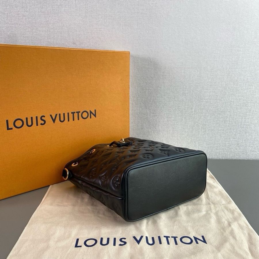 Louis Vuitton路易威登👑 黑色壓紋 新款Coussin Bucket 水桶包 99新 芯片款-3