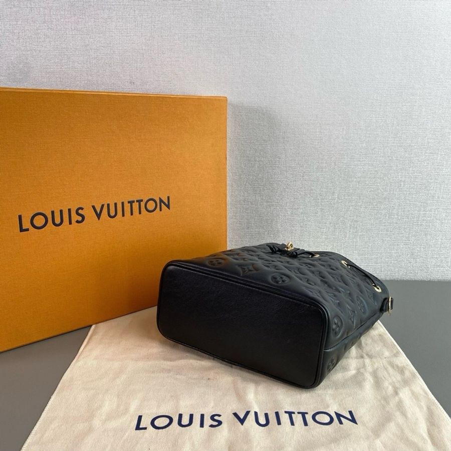 Louis Vuitton路易威登👑 黑色壓紋 新款Coussin Bucket 水桶包 99新 芯片款-4