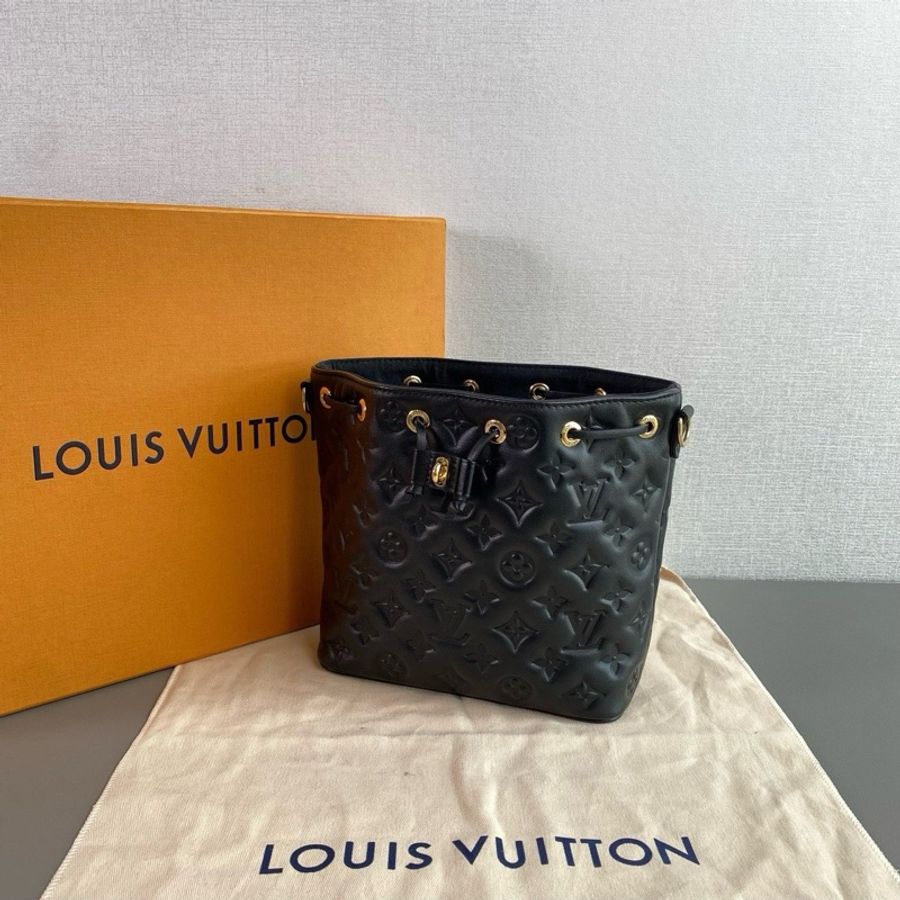 Louis Vuitton路易威登👑 黑色壓紋 新款Coussin Bucket 水桶包 99新 芯片款-6