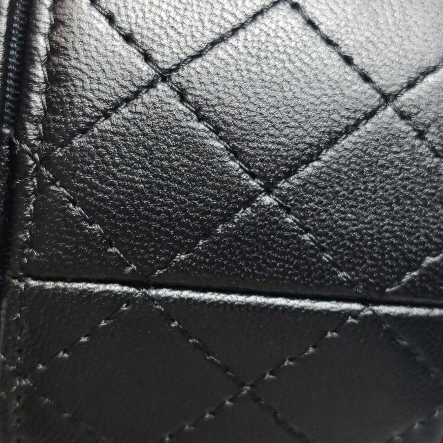Chanel 羊皮菱格絎縫雙C logo斜背包-14
