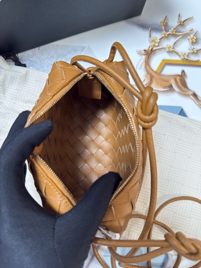 全新未使用品 葆蝶家/Bottega Veneta LOOP 编织设计拉链开合 皮革 相机包收纳包 手拿单肩包 女款 驼色 羊皮革-5