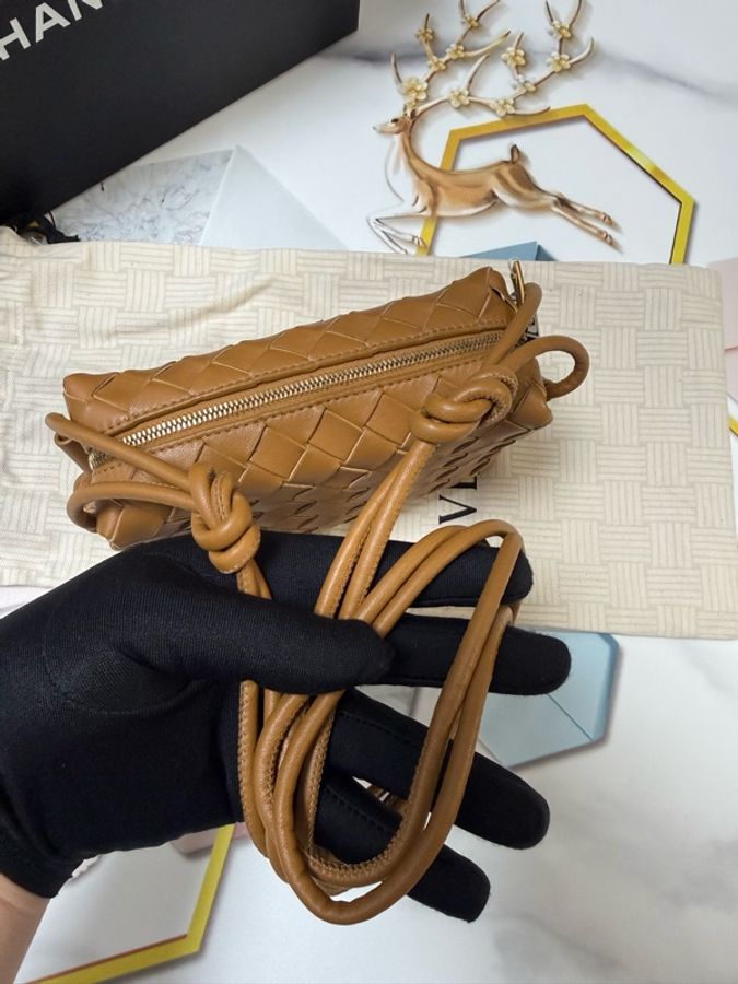 全新未使用品 葆蝶家/Bottega Veneta LOOP 编织设计拉链开合 皮革 相机包收纳包 手拿单肩包 女款 驼色 羊皮革-6