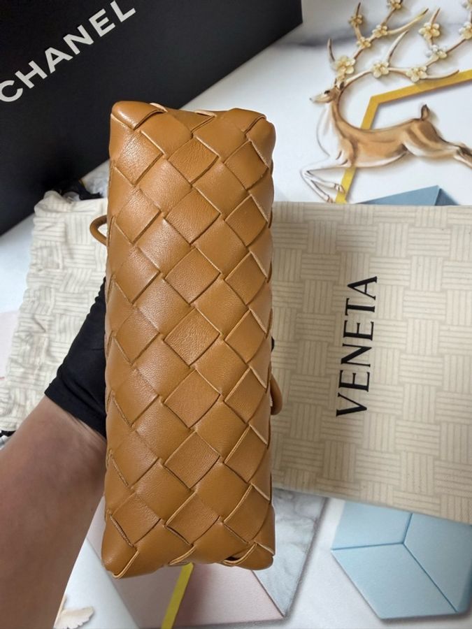全新未使用品 葆蝶家/Bottega Veneta LOOP 编织设计拉链开合 皮革 相机包收纳包 手拿单肩包 女款 驼色 羊皮革-11