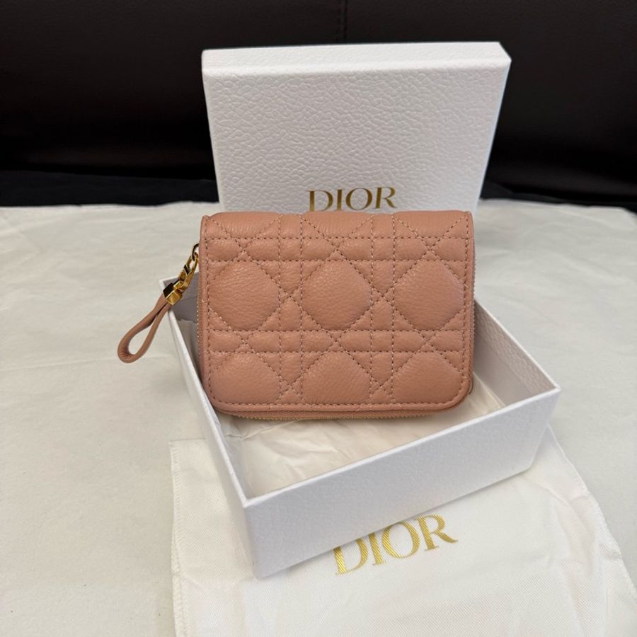 Dior迪奥新款迪奧粉色小牛皮藤格紋卡包小錢包零錢包 盒子塵袋 尺寸9×11cm。-1
