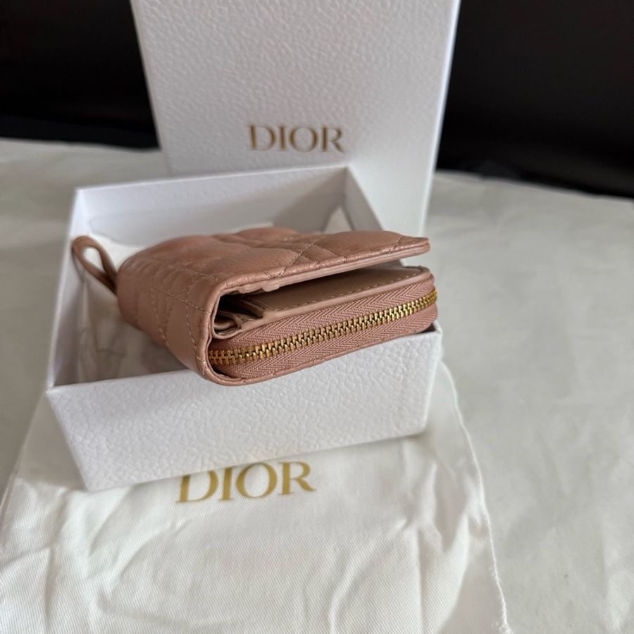 Dior迪奥新款迪奧粉色小牛皮藤格紋卡包小錢包零錢包 盒子塵袋 尺寸9×11cm。-2