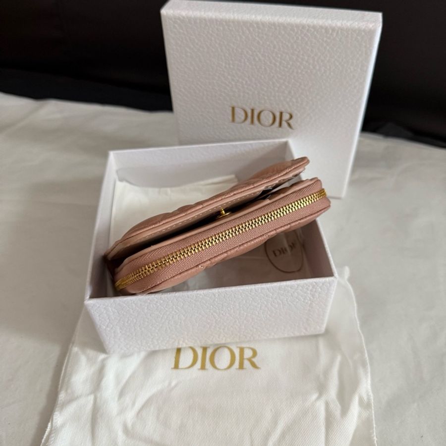 Dior迪奥新款迪奧粉色小牛皮藤格紋卡包小錢包零錢包 盒子塵袋 尺寸9×11cm。-3