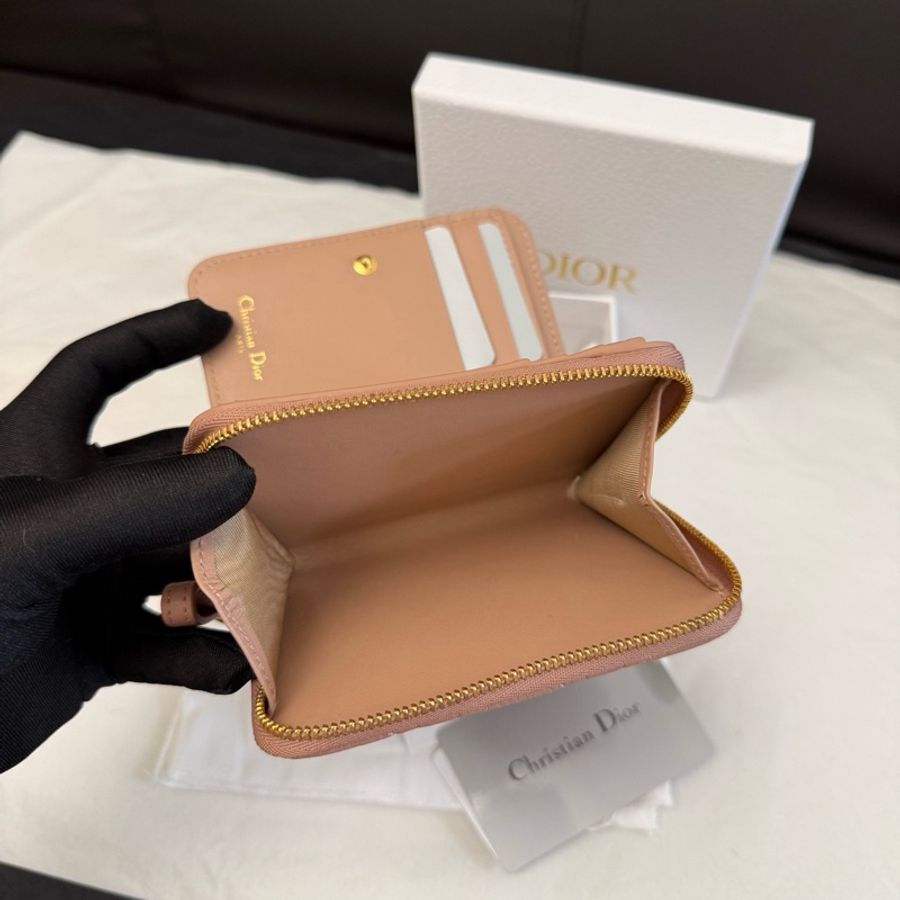 Dior迪奥新款迪奧粉色小牛皮藤格紋卡包小錢包零錢包 盒子塵袋 尺寸9×11cm。-5