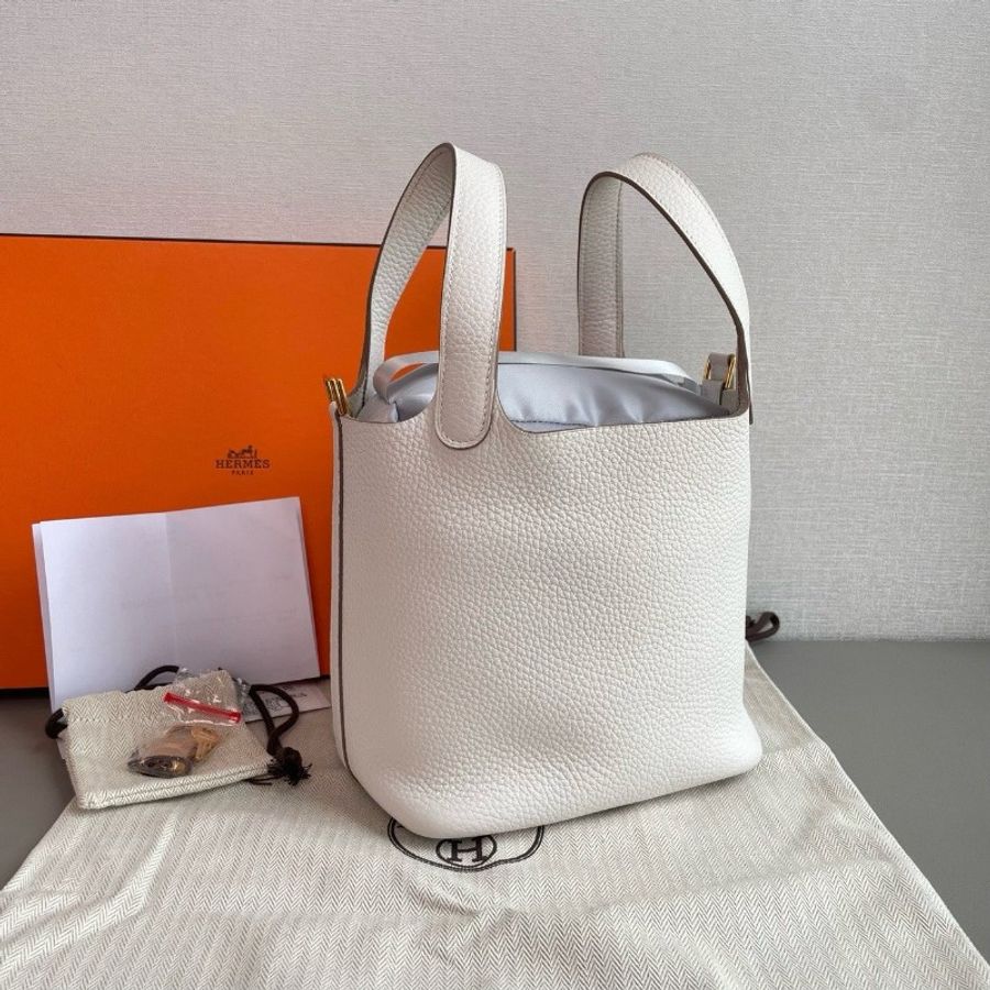 Hermes愛馬仕 Picotin菜籃子18
奶灰白
9899新 W刻
尺寸:18×18
附件:防塵袋 盒子 鑰匙鎖 購證
IMY-1