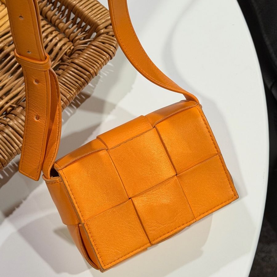 Bottega Veneta • Cassette 六格鮮橙橘斜背包-4