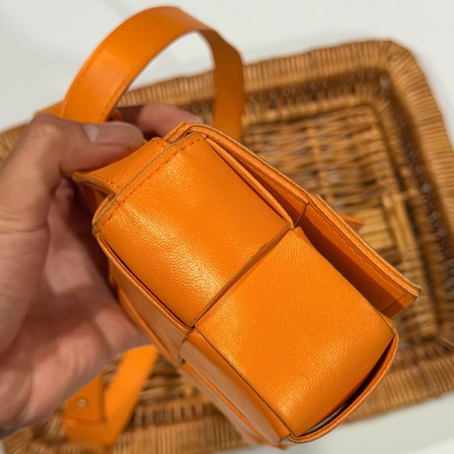 Bottega Veneta • Cassette 六格鮮橙橘斜背包-8