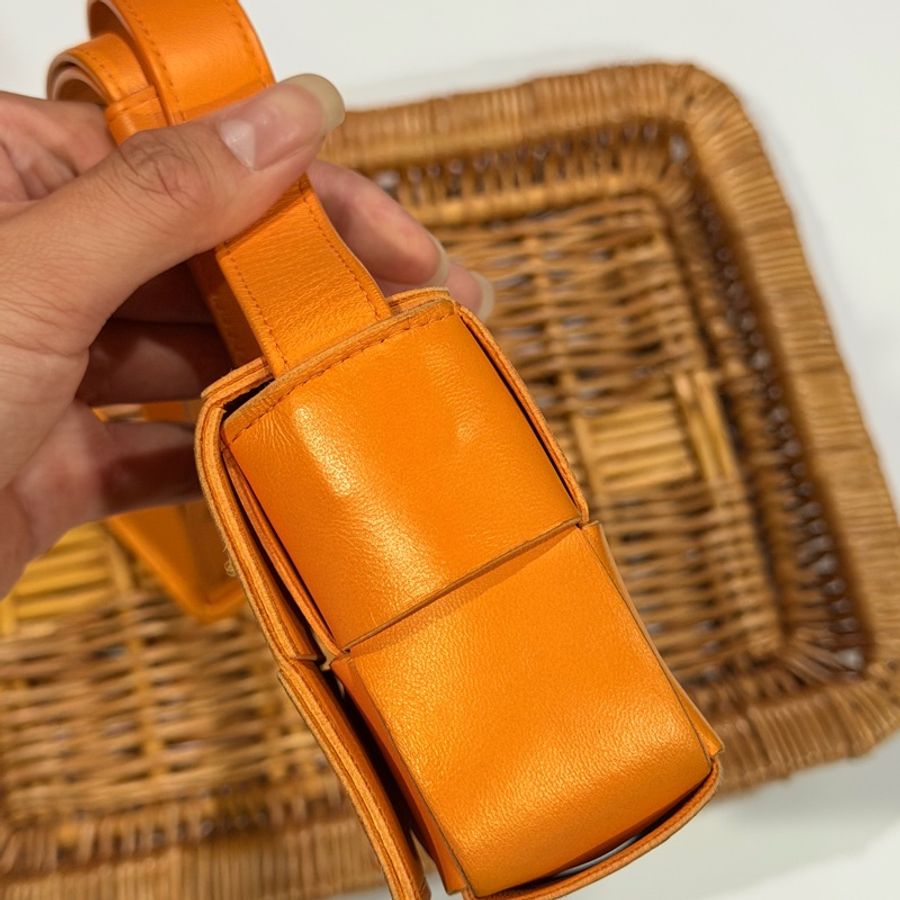 Bottega Veneta • Cassette 六格鮮橙橘斜背包-9