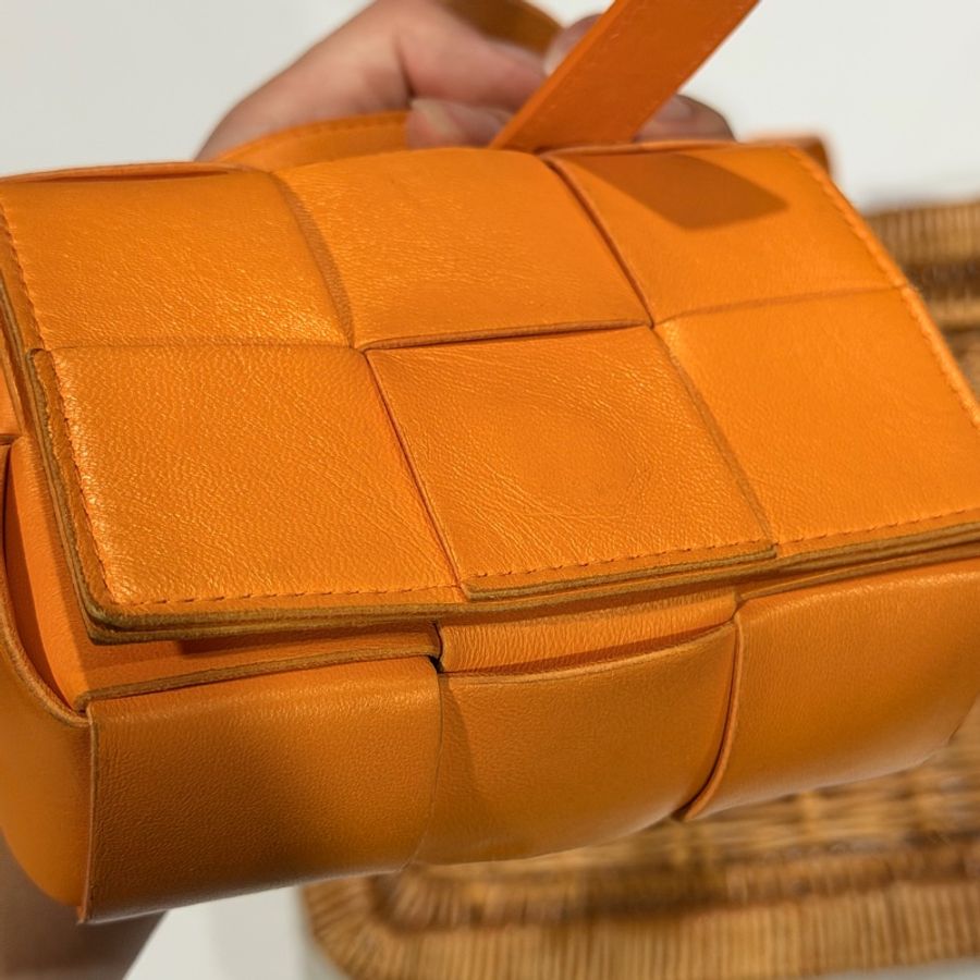 Bottega Veneta • Cassette 六格鮮橙橘斜背包-12