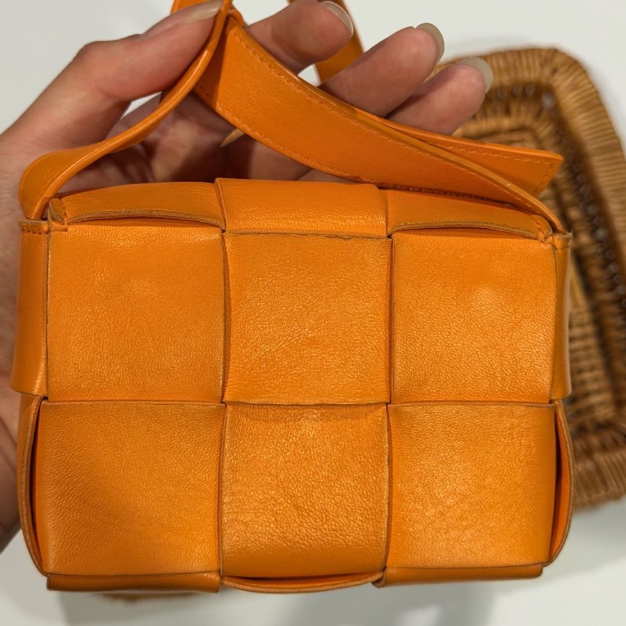Bottega Veneta • Cassette 六格鮮橙橘斜背包-15