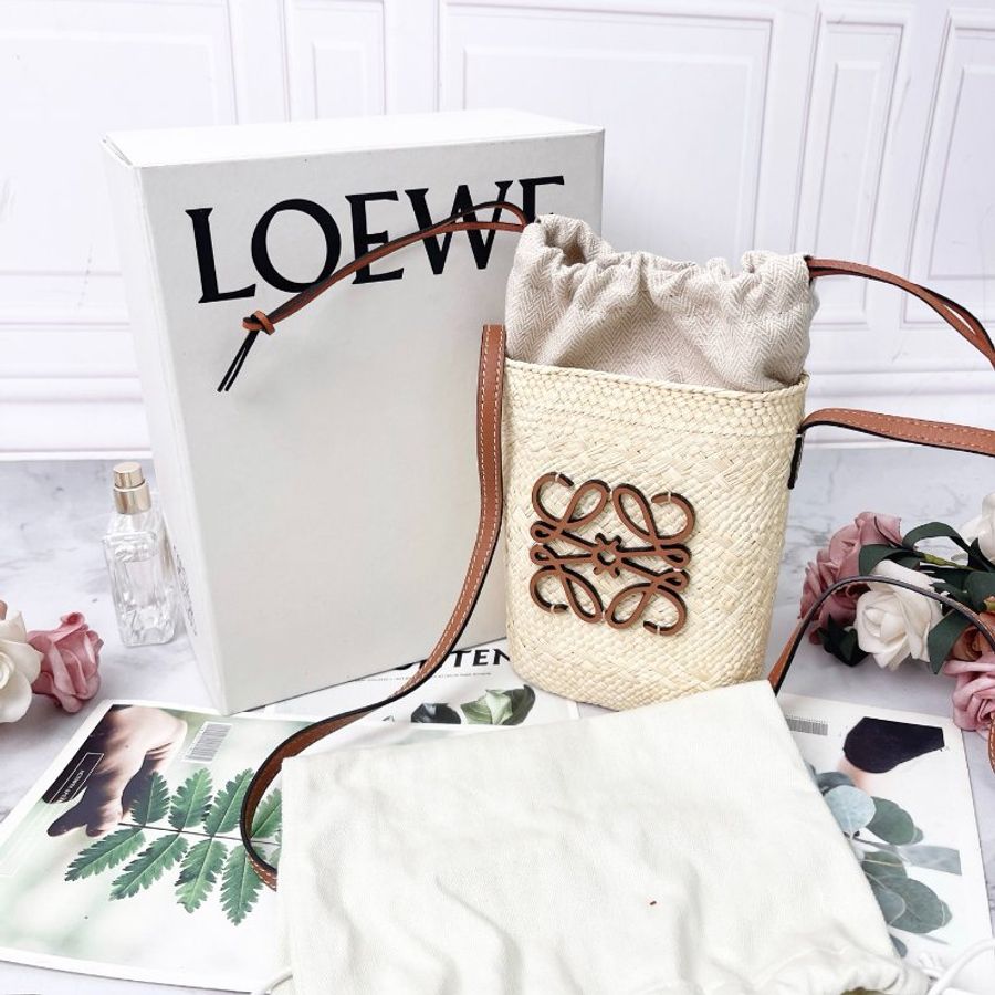 LOEWE 品牌Logo棕色 草編抽繩手機包14×6×22.5cm 99新配件塵袋 盒子 購證-1