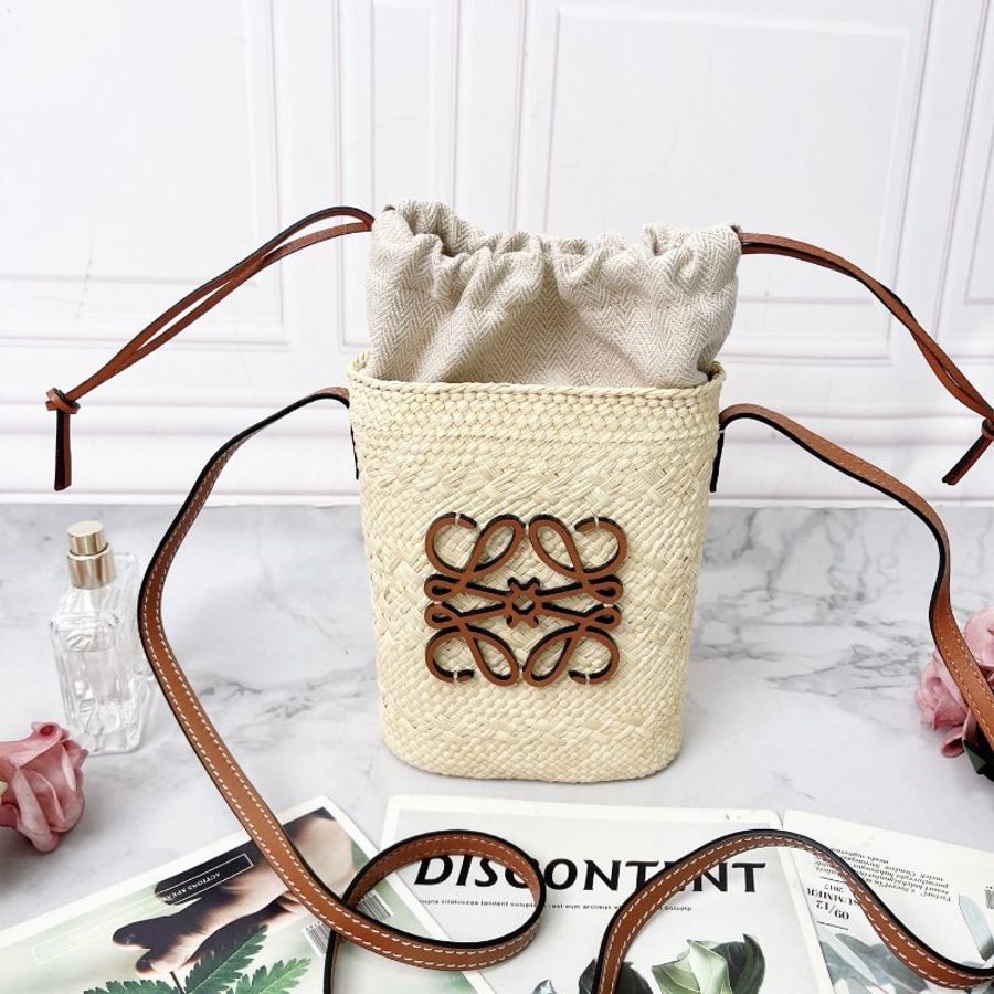 LOEWE 品牌Logo棕色 草編抽繩手機包14×6×22.5cm 99新配件塵袋 盒子 購證-4