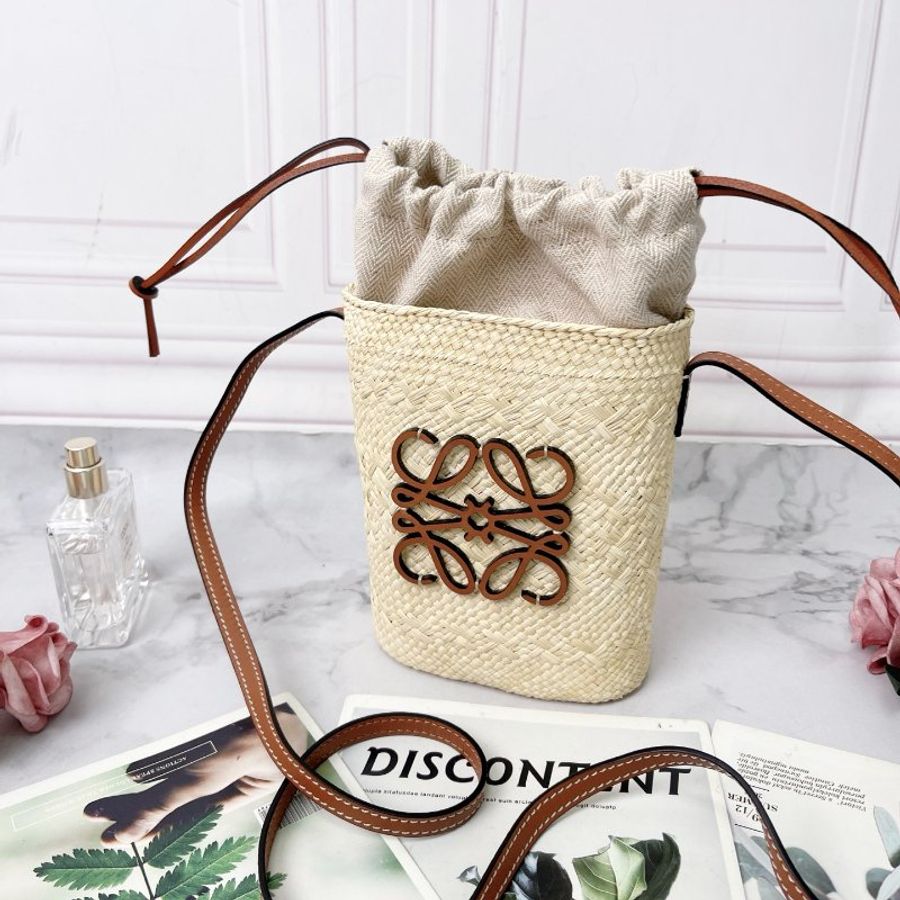 LOEWE 品牌Logo棕色 草編抽繩手機包14×6×22.5cm 99新配件塵袋 盒子 購證-5