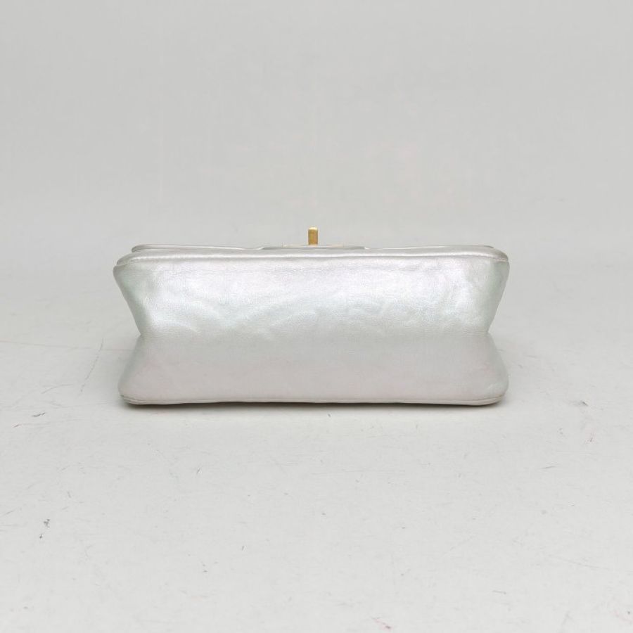 CHANEL 2.55口蓋包迷你珠光白牛皮晶片金扣炫彩肩背包-4
