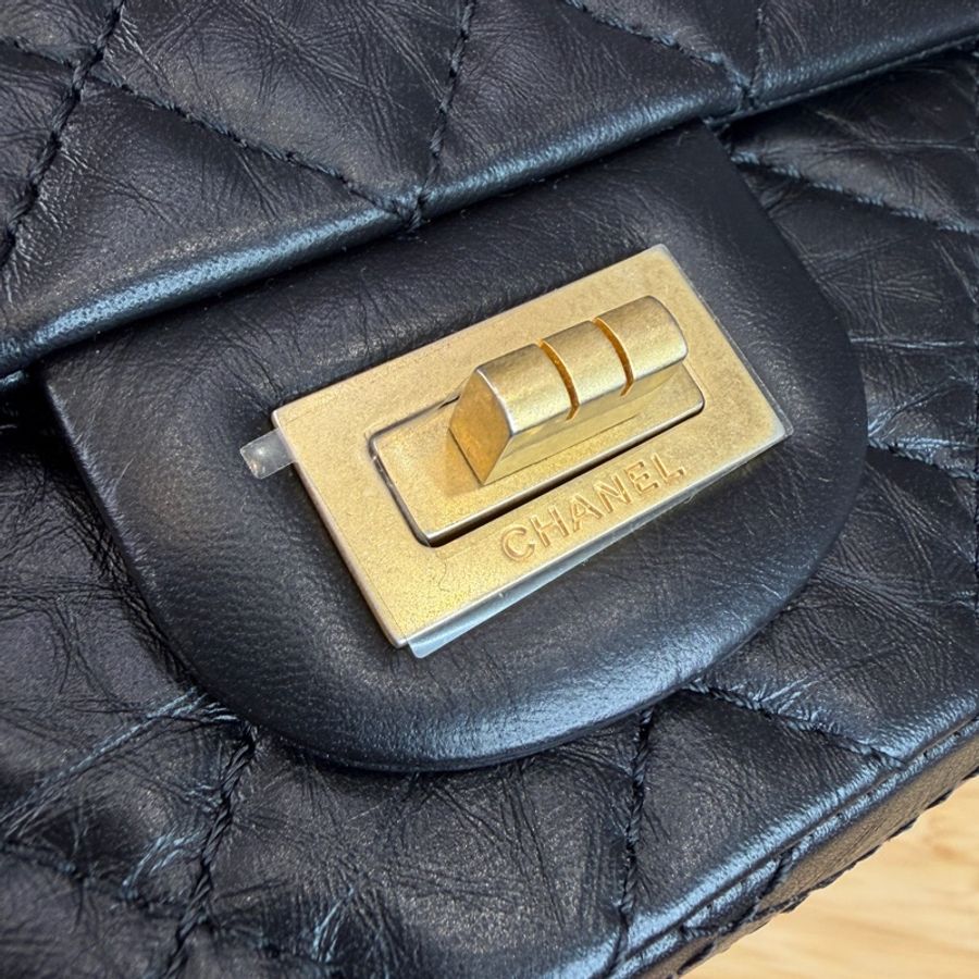 在台現貨CHANEL 經典黑金2.55 Reissue 口蓋鏈包25cm🖤近全新商品-5