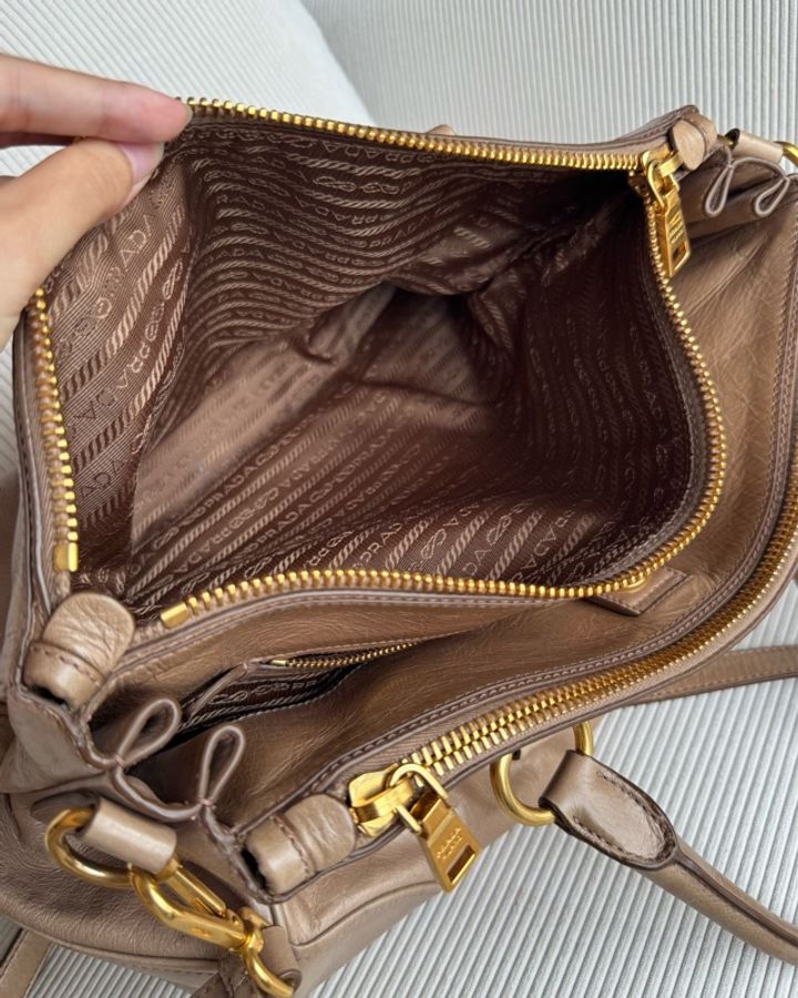 Prada Vitello Shine 牛皮兩用托特 卡其-12