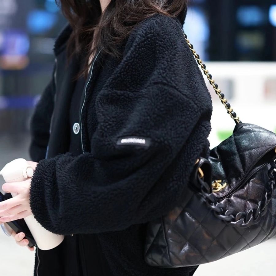 Chanel香奈兒🖤 24P 黑金荔枝皮 嬉皮包hobo maxi腋下包 99新 芯片款 尺寸:39.5×39×9cm-1