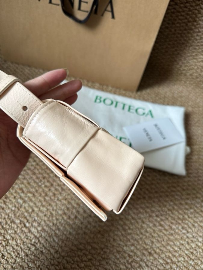 閒置新未使用 Bottega Veneta 葆蝶家cassette八格小腰包-3