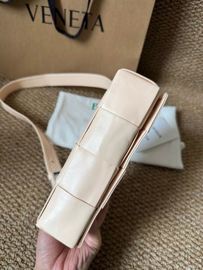 閒置新未使用 Bottega Veneta 葆蝶家cassette八格小腰包-4