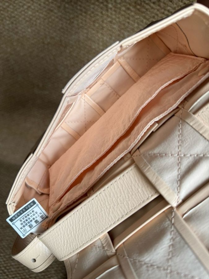 閒置新未使用 Bottega Veneta 葆蝶家cassette八格小腰包-6