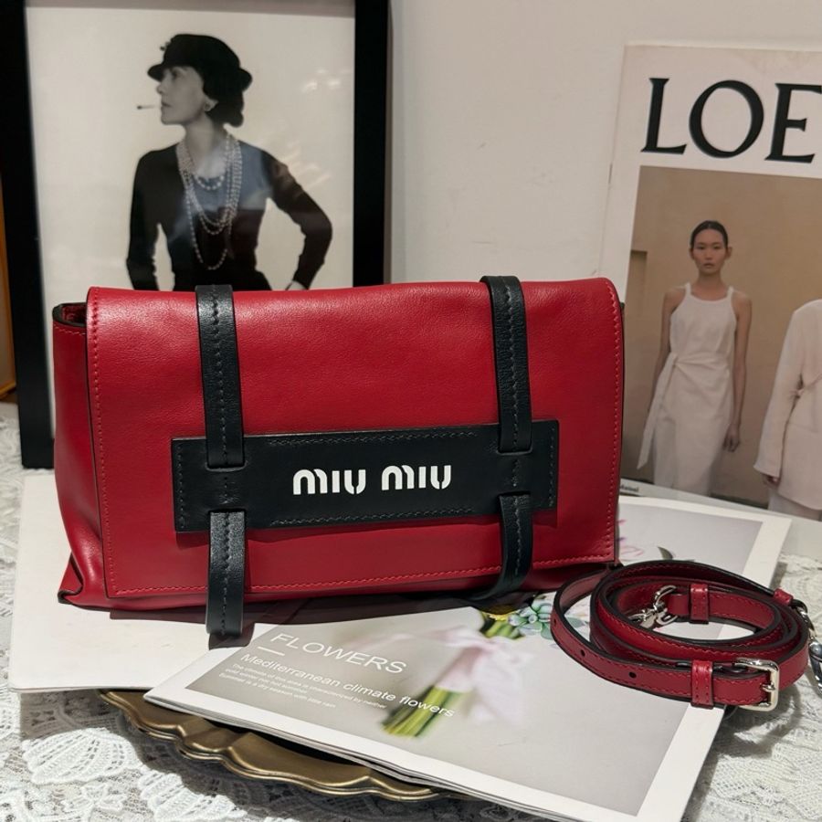 miumiu繆繆 黑紅配色全皮郵差包 小號27底長-0