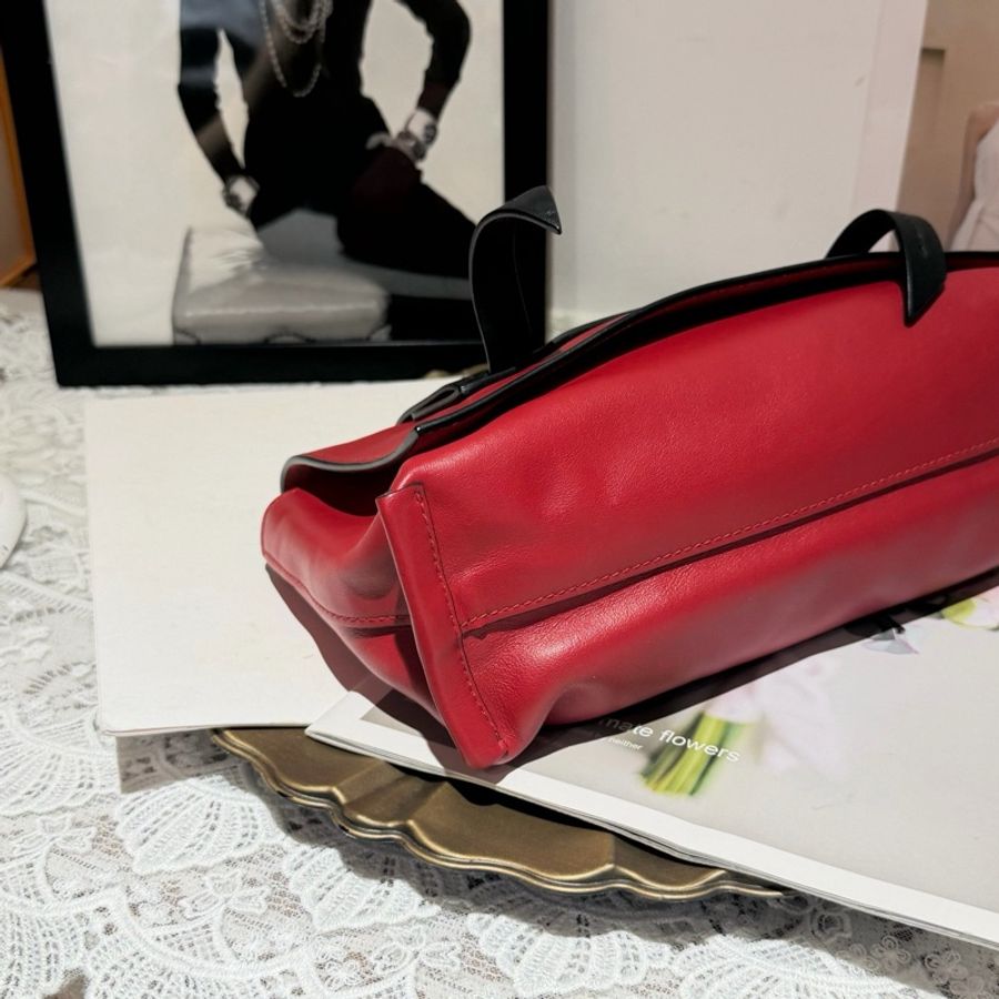 miumiu繆繆 黑紅配色全皮郵差包 小號27底長-3