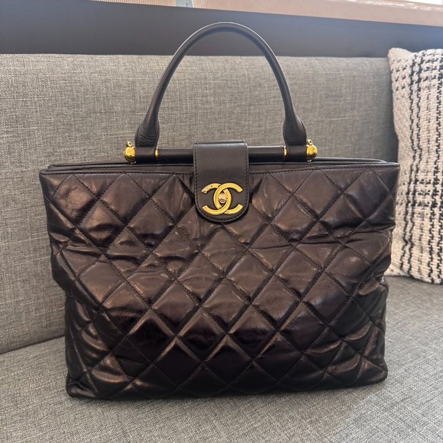CHANEL 黑色油蠟牛皮孟買系列 Gold Bar 兩用包-1