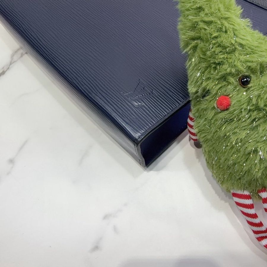 LV 藍色Epi Pochette Voyage手拿包-8