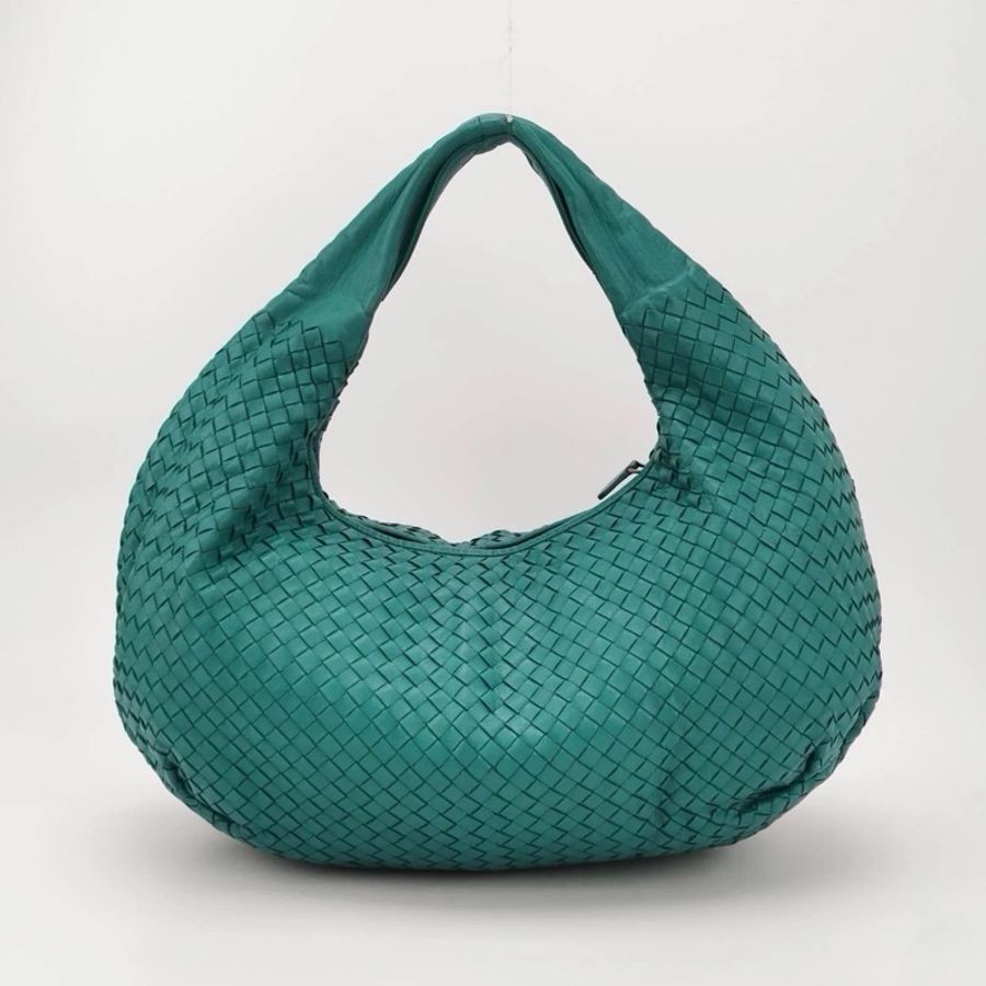 Bottega Veneta 的經典編織 Hobo 包,採用獨特的綠色羊皮製作-0