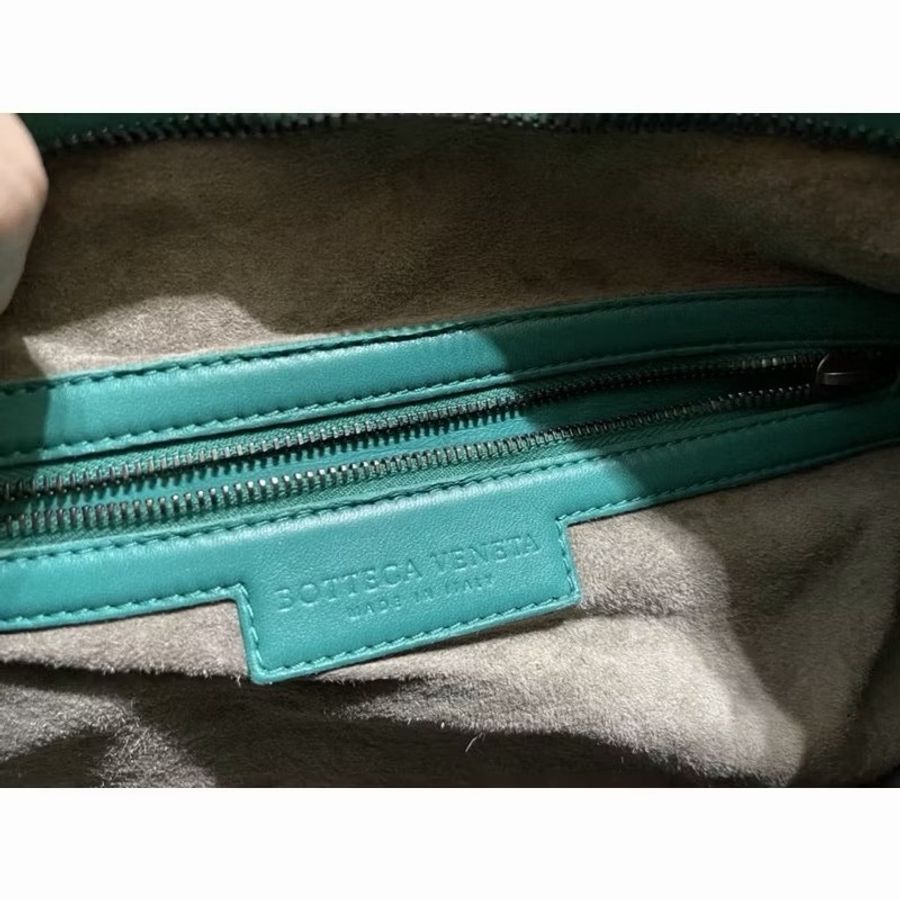 Bottega Veneta 的經典編織 Hobo 包,採用獨特的綠色羊皮製作-5