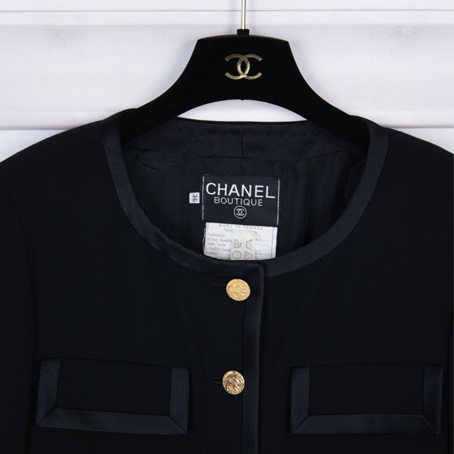 Chanel 88年秀款黑金扣缎面滚边四口袋上衣外套-14