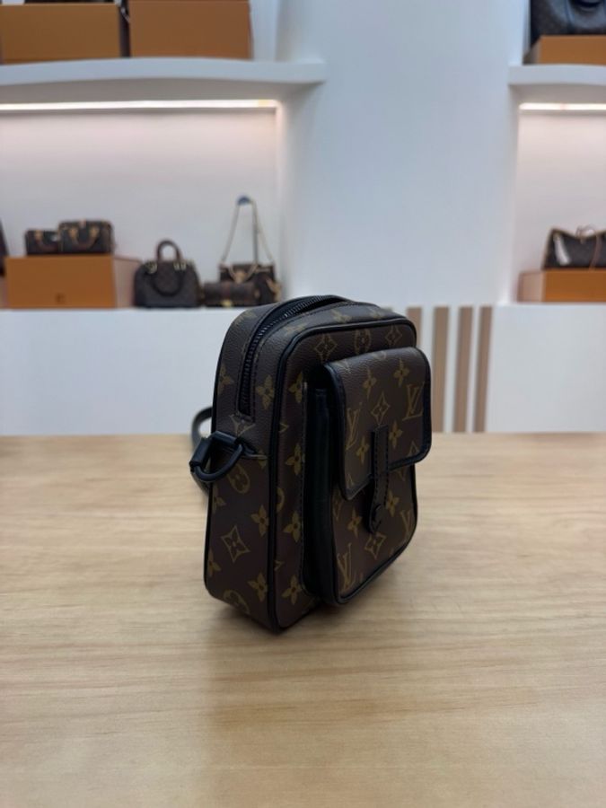 Christopher 迷你手袋取材路易威登標誌性 Monogram Macassar 材質和啞光金-2