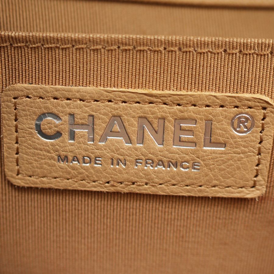 奶茶色 荔枝紋 牛皮 BOY 25 肩背包 銀釦【CHANEL 香奈兒】 A67086-3