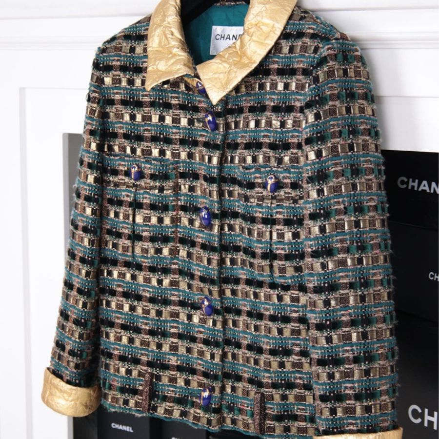 Chanel 19年埃及系列秀款圣甲虫蓝扣腰带金领外套套装-10